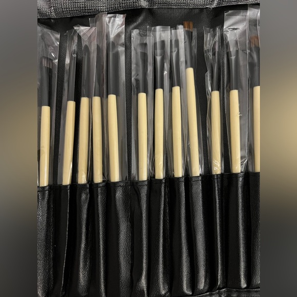 24 piece make up brush set with brush holder - Picture 3 of 6